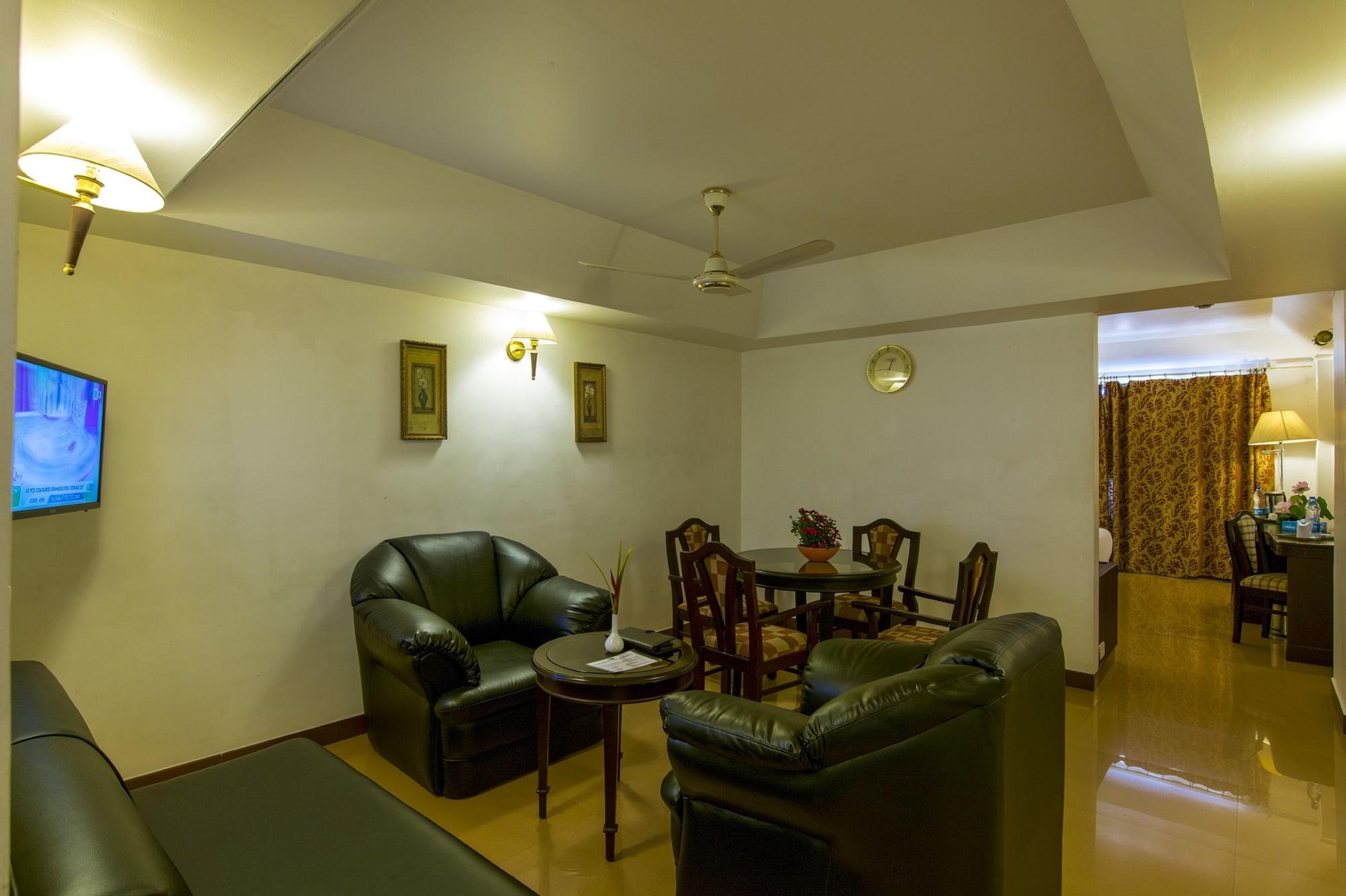Golf View Hotels & Suites Nedumbassery Exterior foto