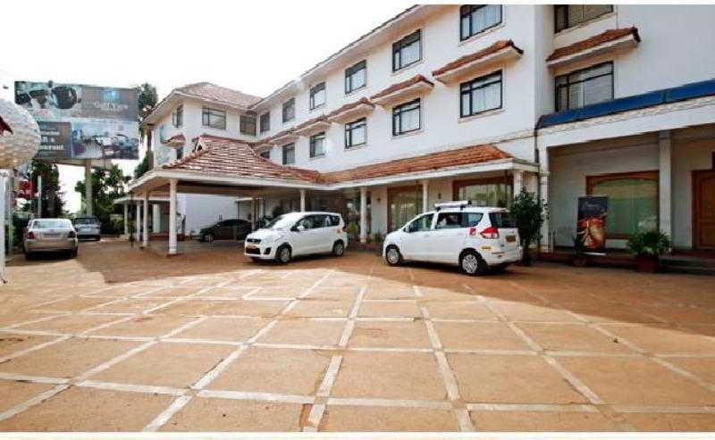Golf View Hotels & Suites Nedumbassery Exterior foto